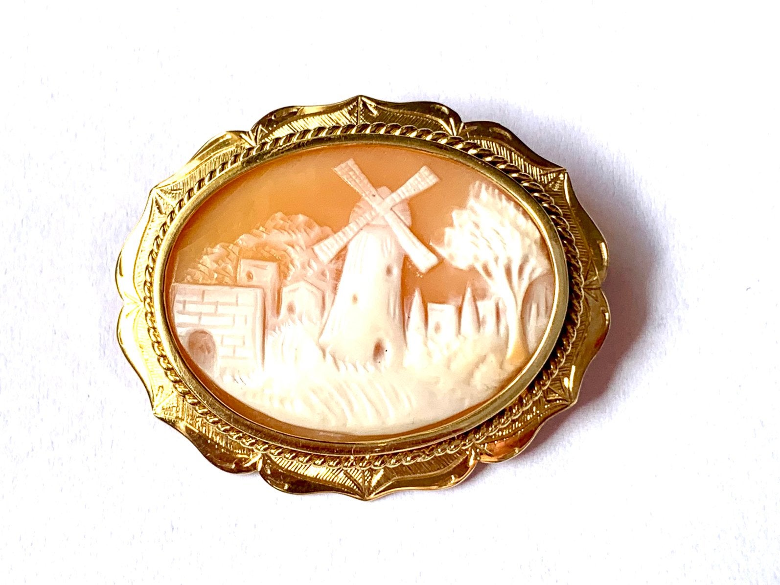 14 karaat gouden broche met schelp camee, dorp met molen., Sieraden, Tassen en Uiterlijk, Antieke sieraden, Ophalen of Verzenden