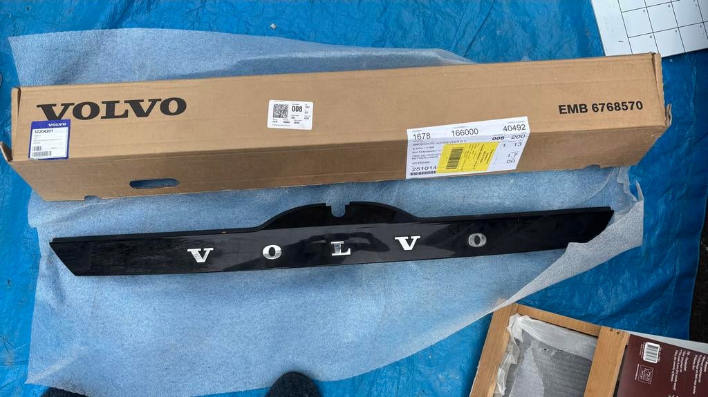 Volvo V60 2018 achterklep sierlijst, Achterklep, Nieuw, Ophalen of Verzenden, Volvo