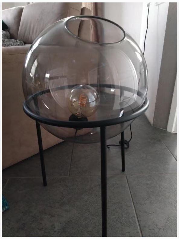 Stijlvolle staande bollamp met smokeglas, Huis en Inrichting, Lampen | Vloerlampen, Ophalen, Zo goed als nieuw, 150 tot 200 cm