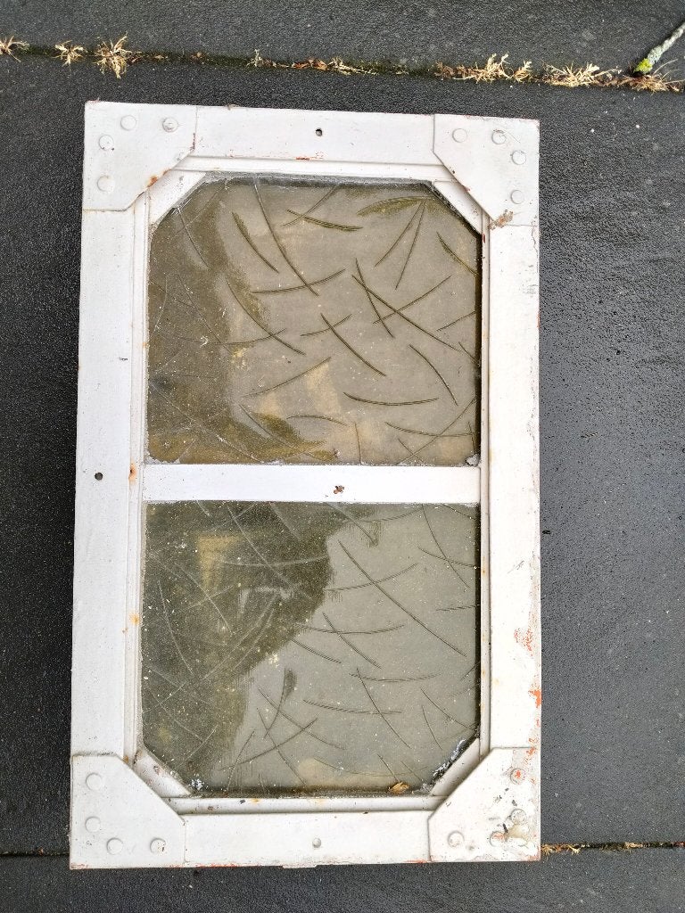 1 Oud stal/schuur/boerderij/zolder raam uit Frankrijk, Doe-het-zelf en Verbouw, Glas en Ramen, Ophalen, Gevelraam of Ruit, Gebruikt