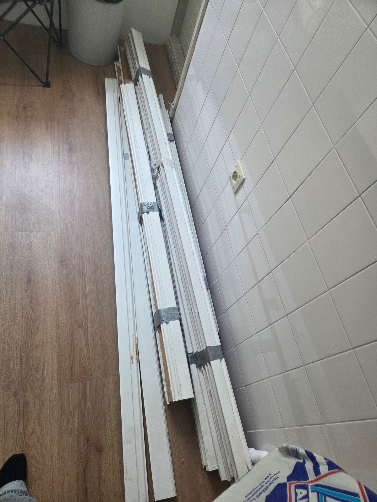 Witte muurplinten 90-100m², Ophalen, Gebruikt, Mdf, 200 tot 250 cm