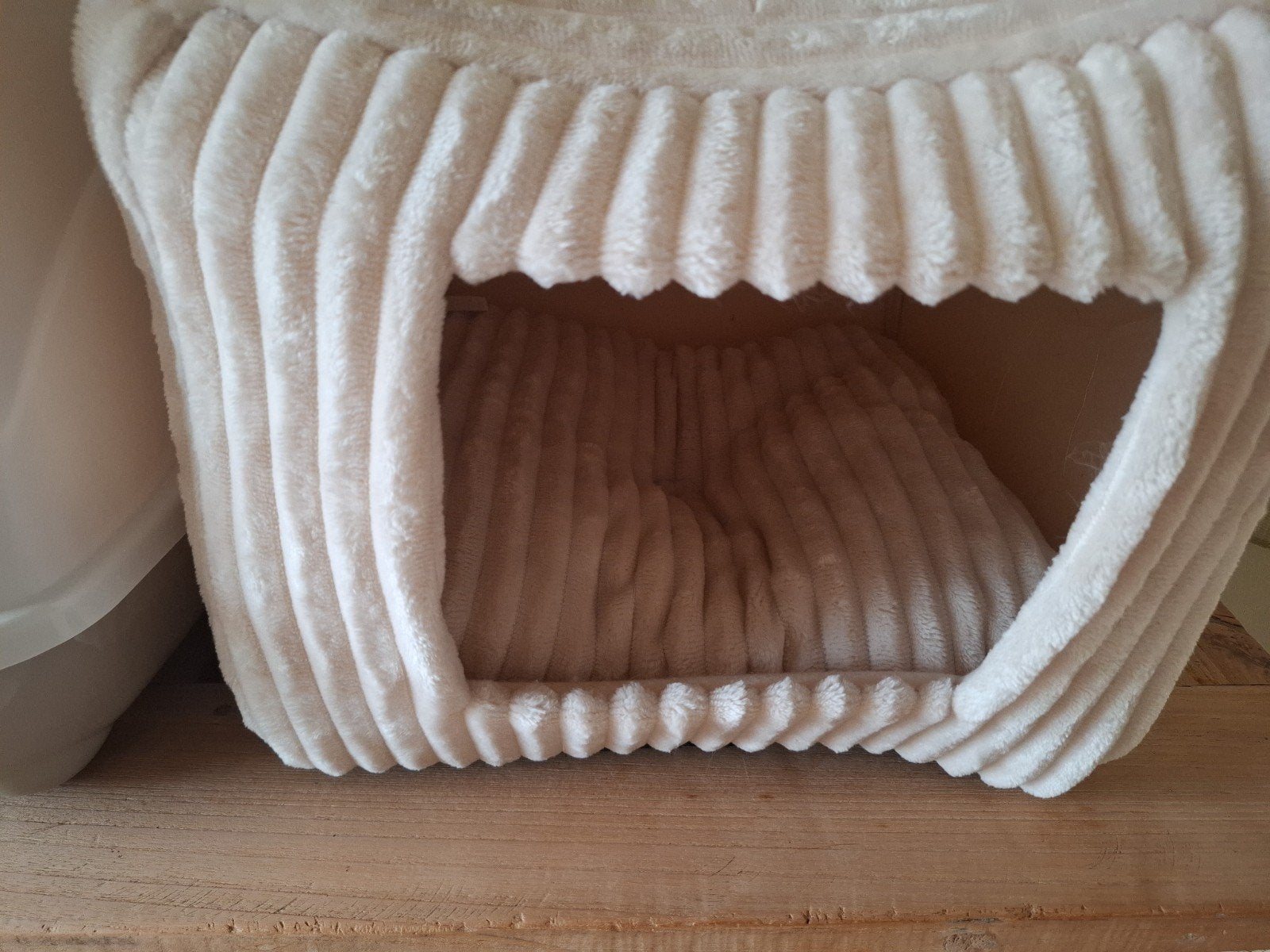 Kattenbak en mandje nieuw, Poes