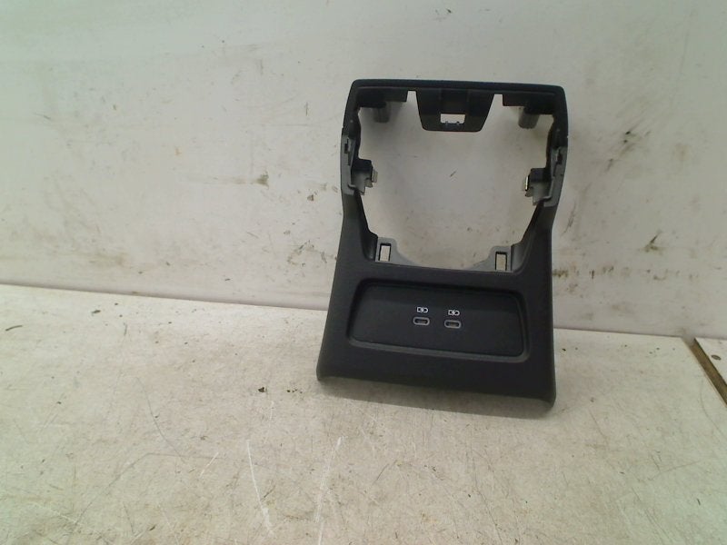 Usb Hub middenconsole achter A3 Allstreet (8YJ) 2025, Gebruikt, Auto-Union-Straße  1, Ingolstadt 85057, , Duitsland, Info@audi.de