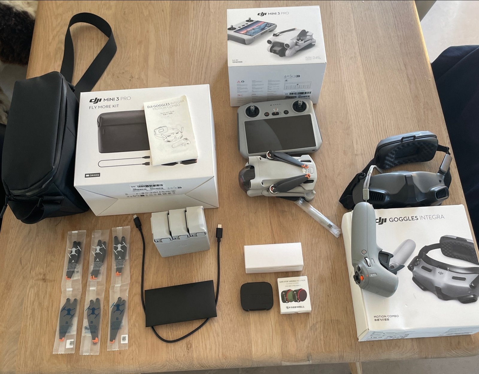 DJI Mini 3 Pro Fly More Kit Goggles Integra 7 vlieguren, Audio, Tv en Foto, Drones, 30 tot 45 minuten, Cameradrone, Extra accu('s)