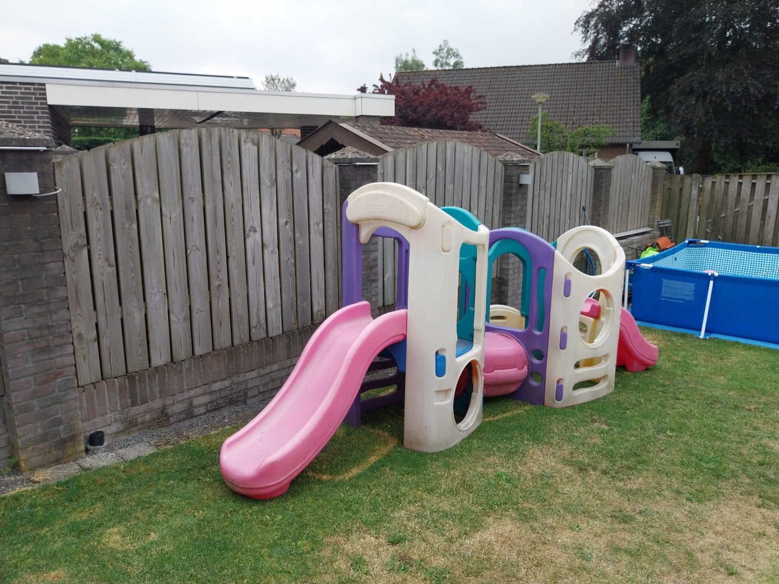 Little Tikes speelhuisje met glijbanen, Kinderen en Baby's, Speelgoed | Buiten | Speelhuisjes, Ophalen