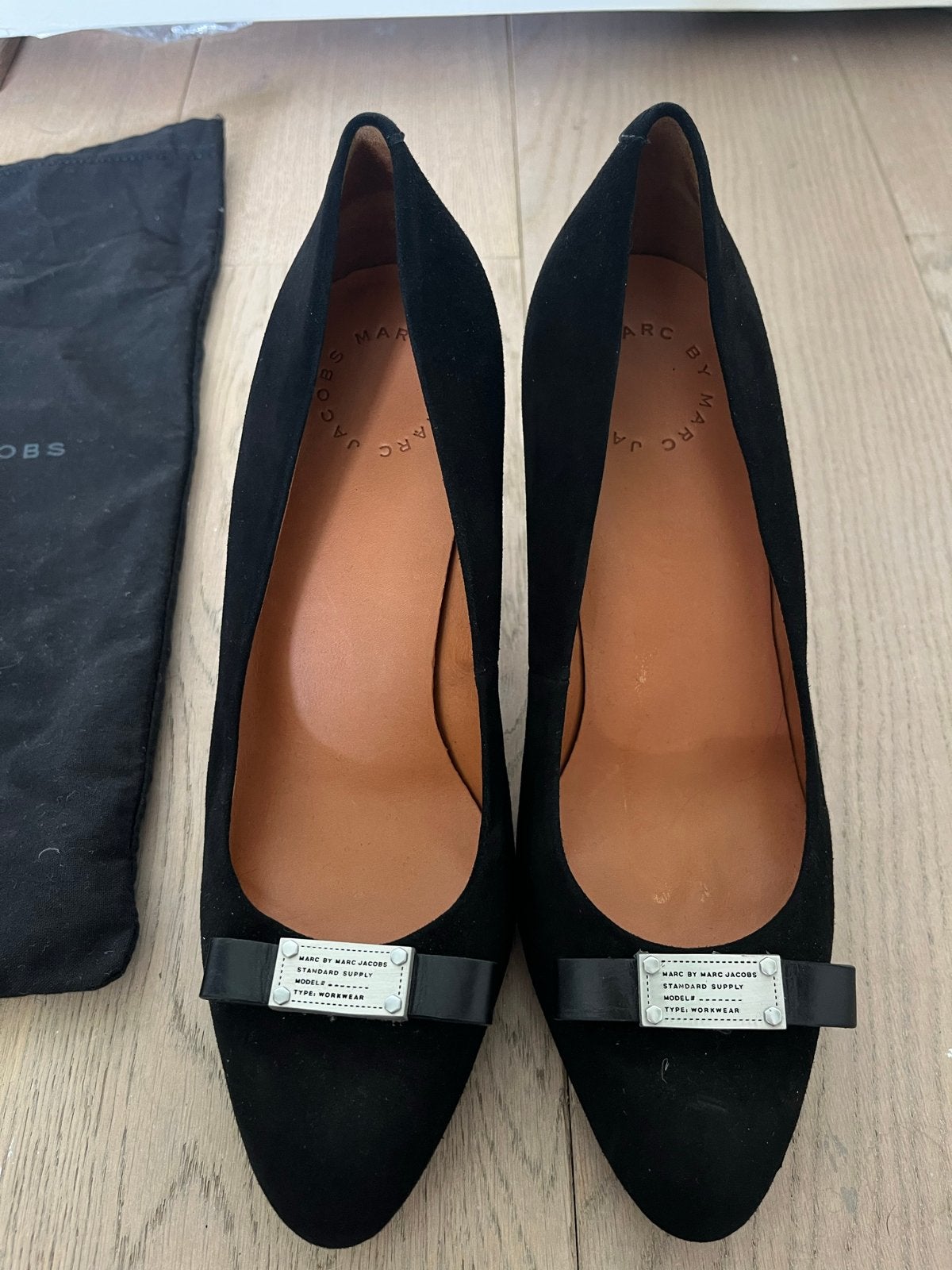 Marc by Marc Jacobs Zwarte Suède Pumps - Nieuwstaat, Ophalen of Verzenden, Nieuw, Zwart, Pumps