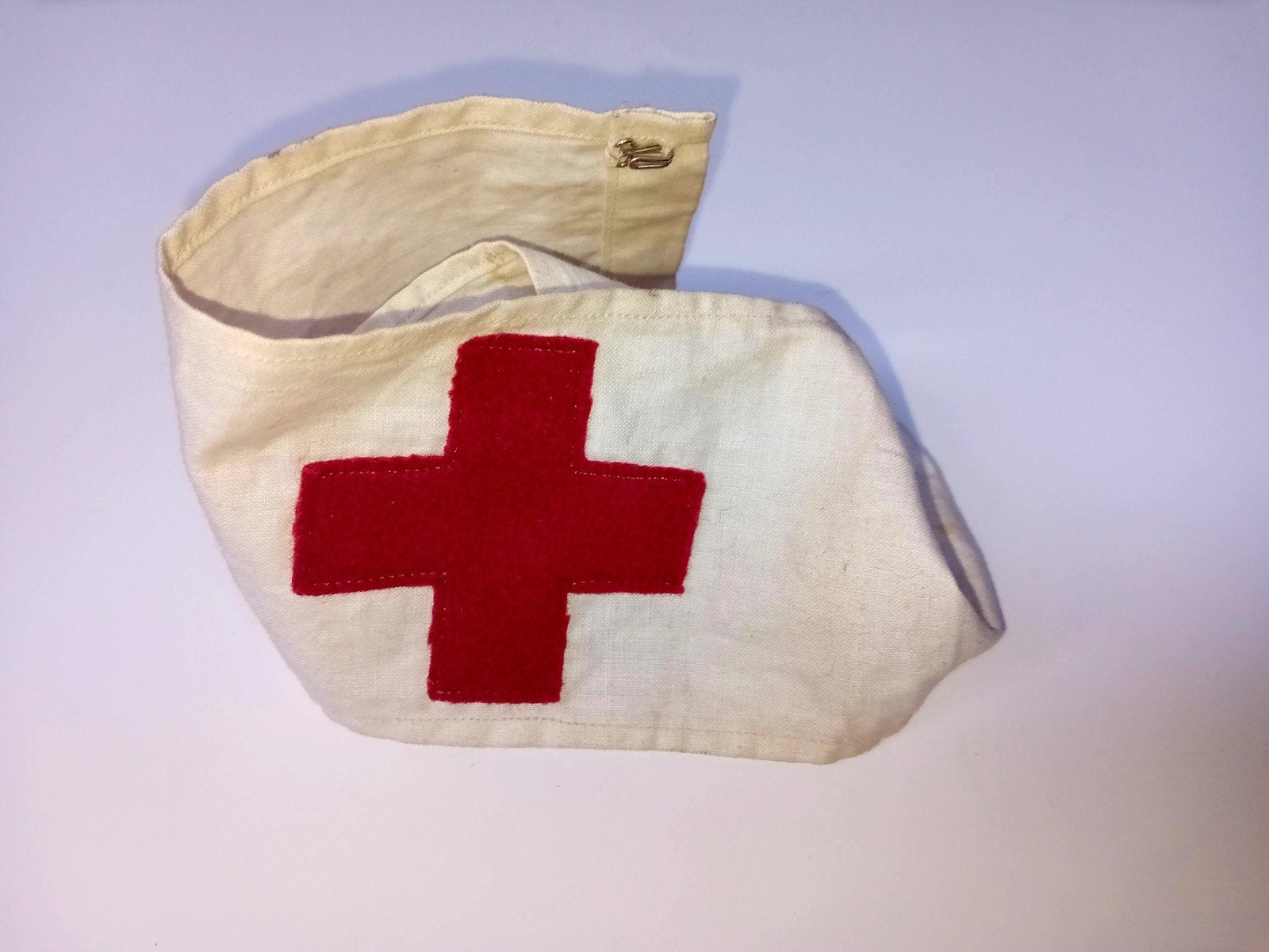 Originele Militaire Rode Kruis Armband Sanitäter, Verzamelen, Ophalen of Verzenden, Landmacht, Nederland, Embleem of Badge