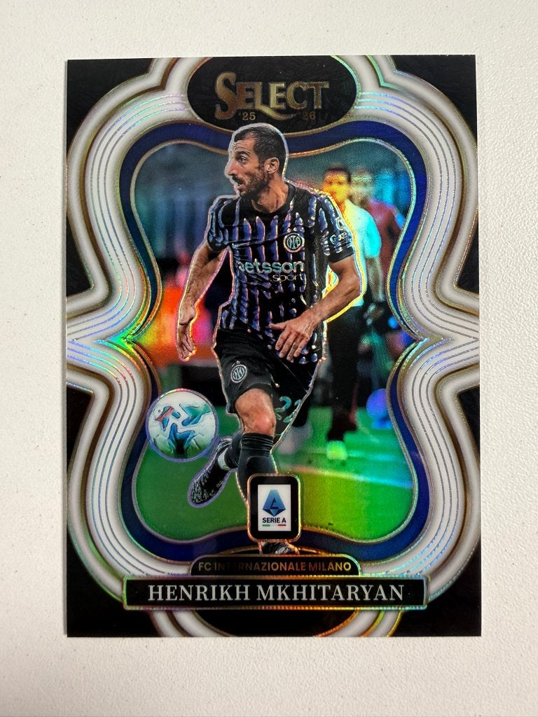 109 Henrikh Mkhitaryan /20 White Select Serie A 2025-26, Ophalen of Verzenden, Nieuw, Buitenlandse clubs, Poster, Plaatje of Sticker