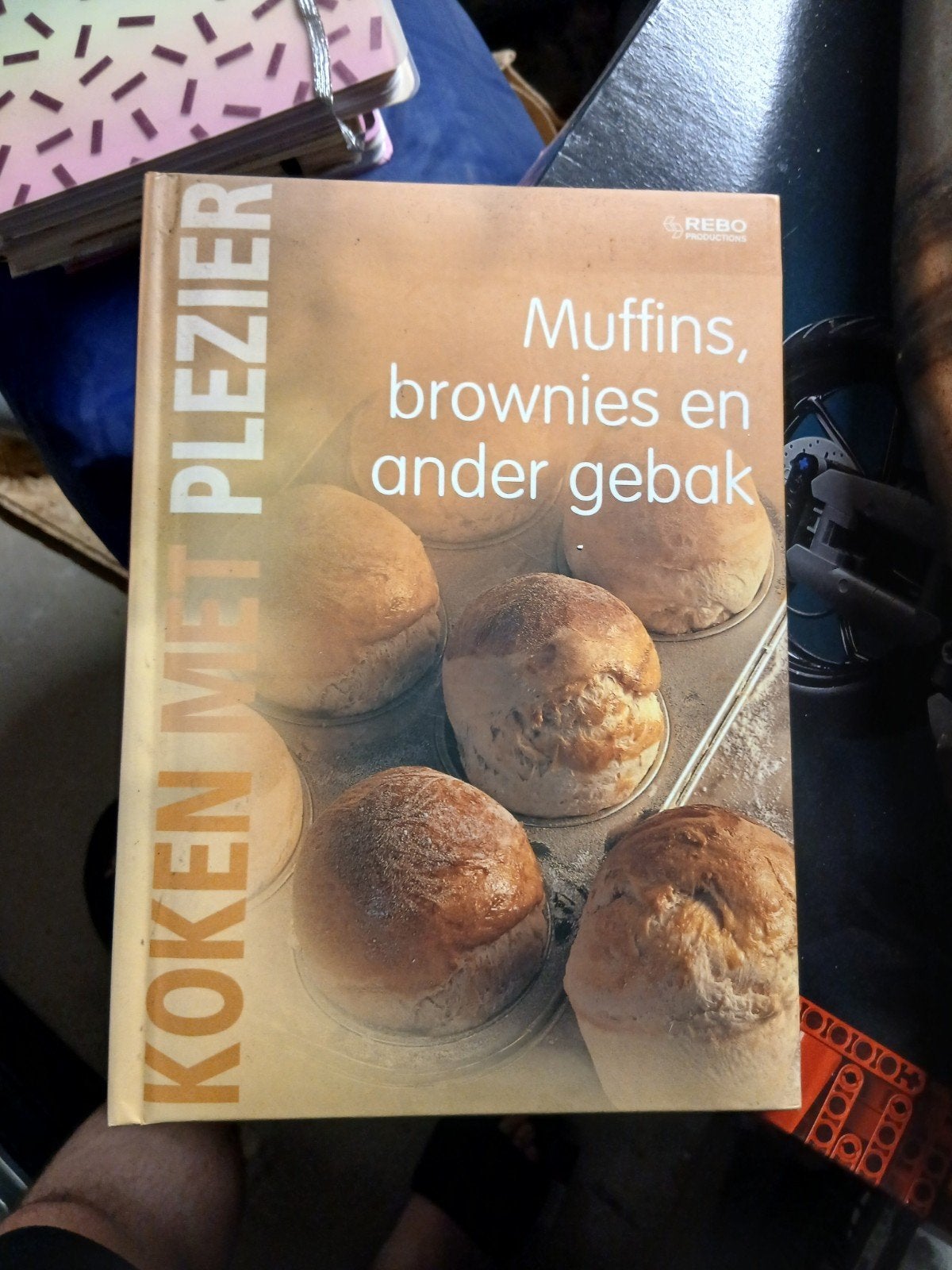 Koken met Plezier: Muffins, brownies en ander gebak, Taart, Gebak en Desserts, REBO Productions, Ophalen of Verzenden, Zo goed als nieuw