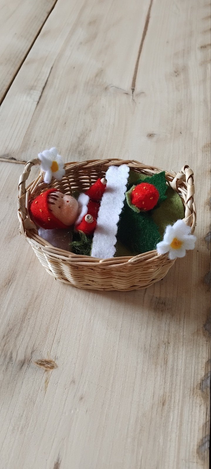 Schattig aardbeipopje in bedje, Ophalen of Verzenden, Nieuw, Figuurtje(s), Wolvilt