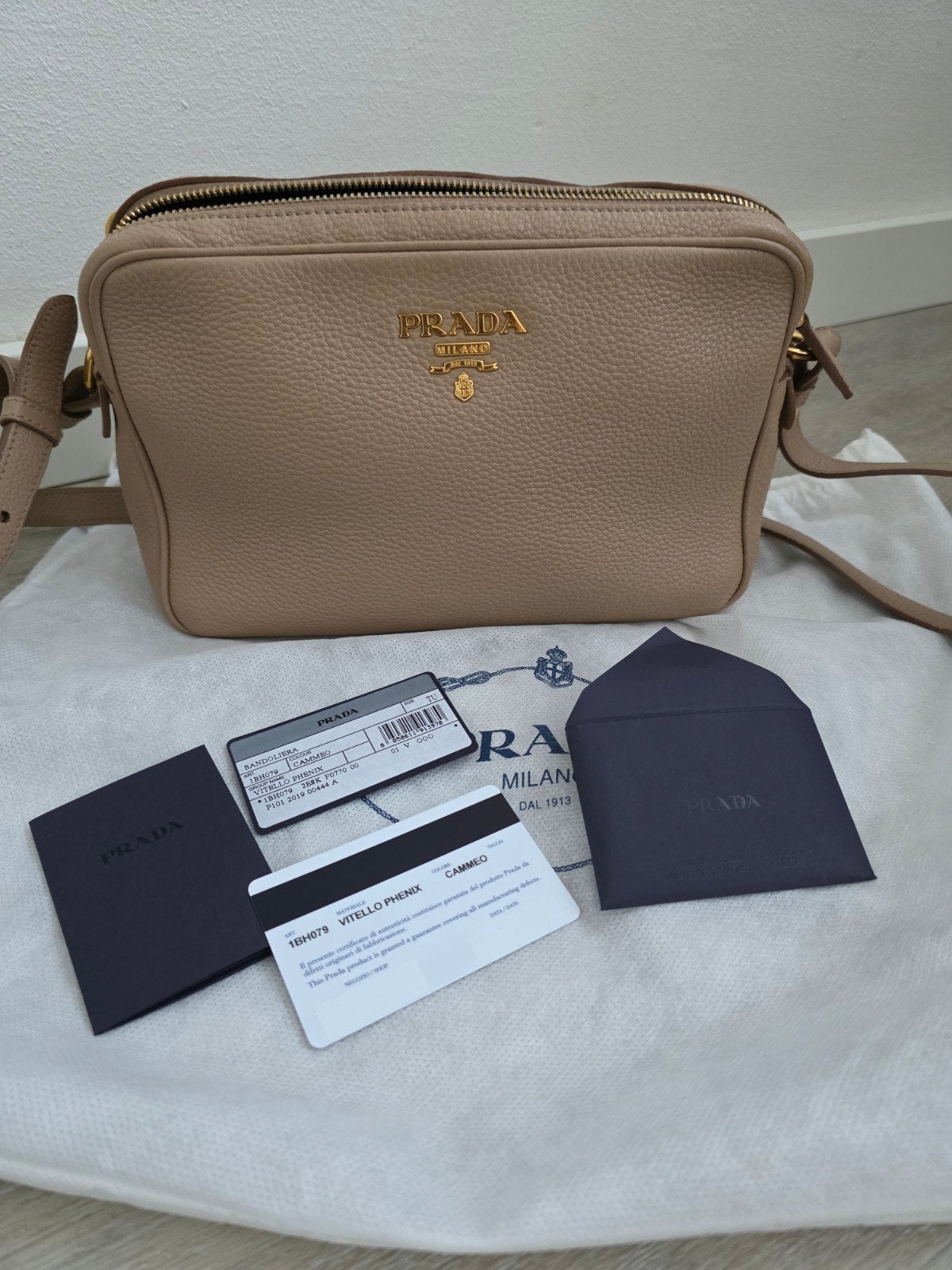 PRADA TAS MODEL BANDOLIERA KLEUR CAMMEO VITELLO PHENIX, Ophalen of Verzenden, Zo goed als nieuw, Beige, Handtas