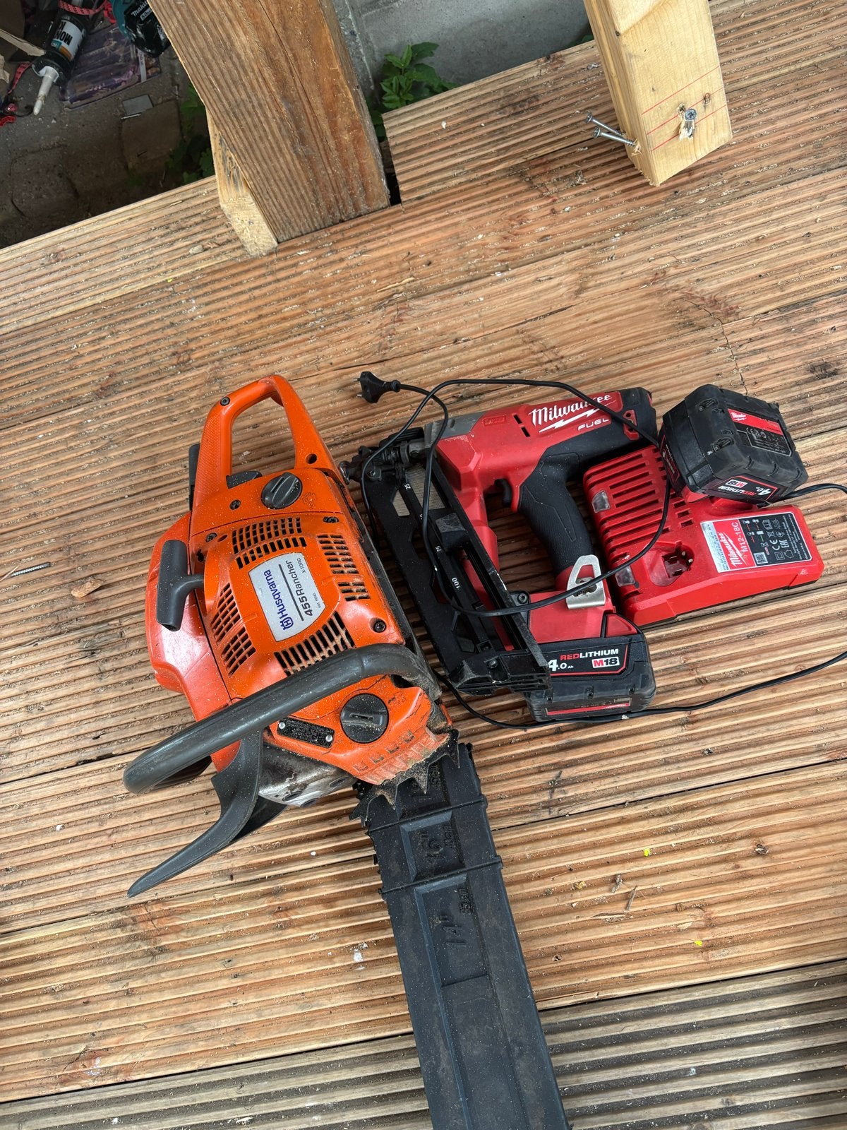 Husqvarna kettingzaag en Milwaukee tacker met accu, Ophalen, Gebruikt, Kettingzaag