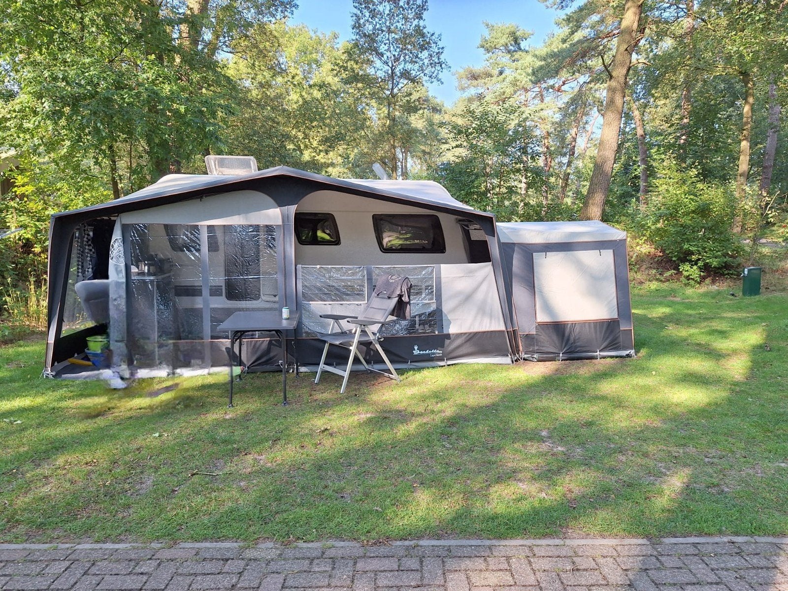 Dethleffs Nomad 460 EL (2018) - Zeer compleet, Caravans en Kamperen, Caravans, Particulier, Koelkast, Dethleffs