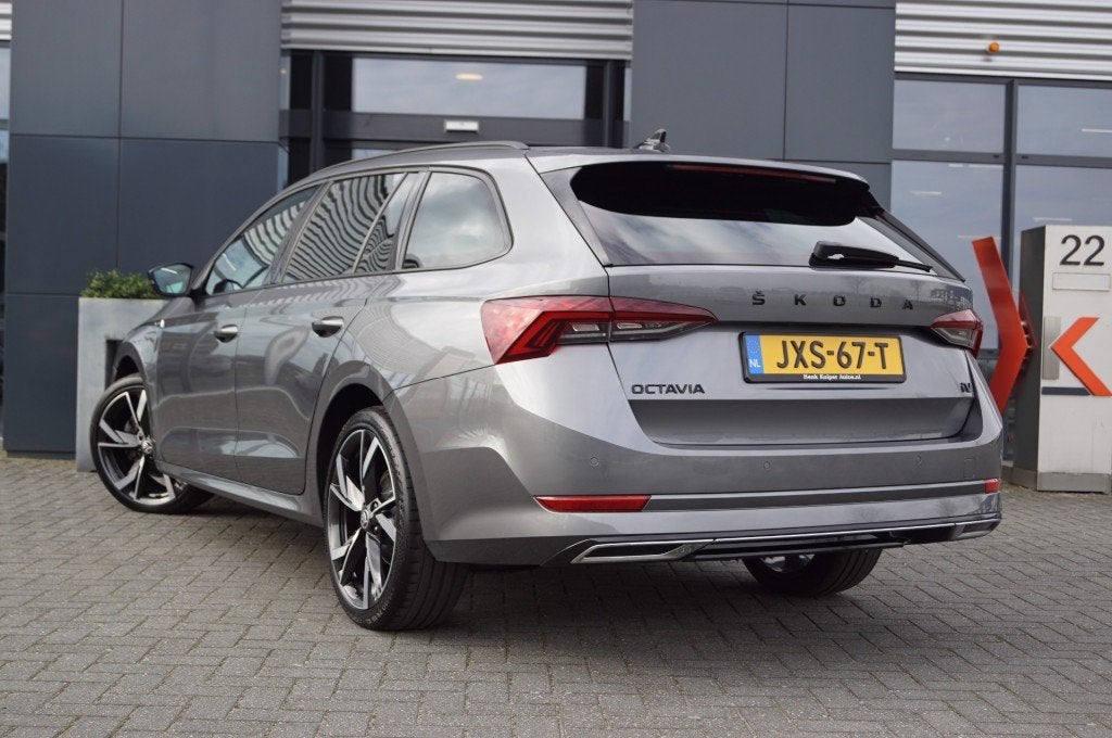 Skoda OCTAVIA Combi 1.4 TSI iV 204pk Sportline/Panodak/Sport, Automaat, Gebruikt, Met garantie (alle), Zilver of Grijs