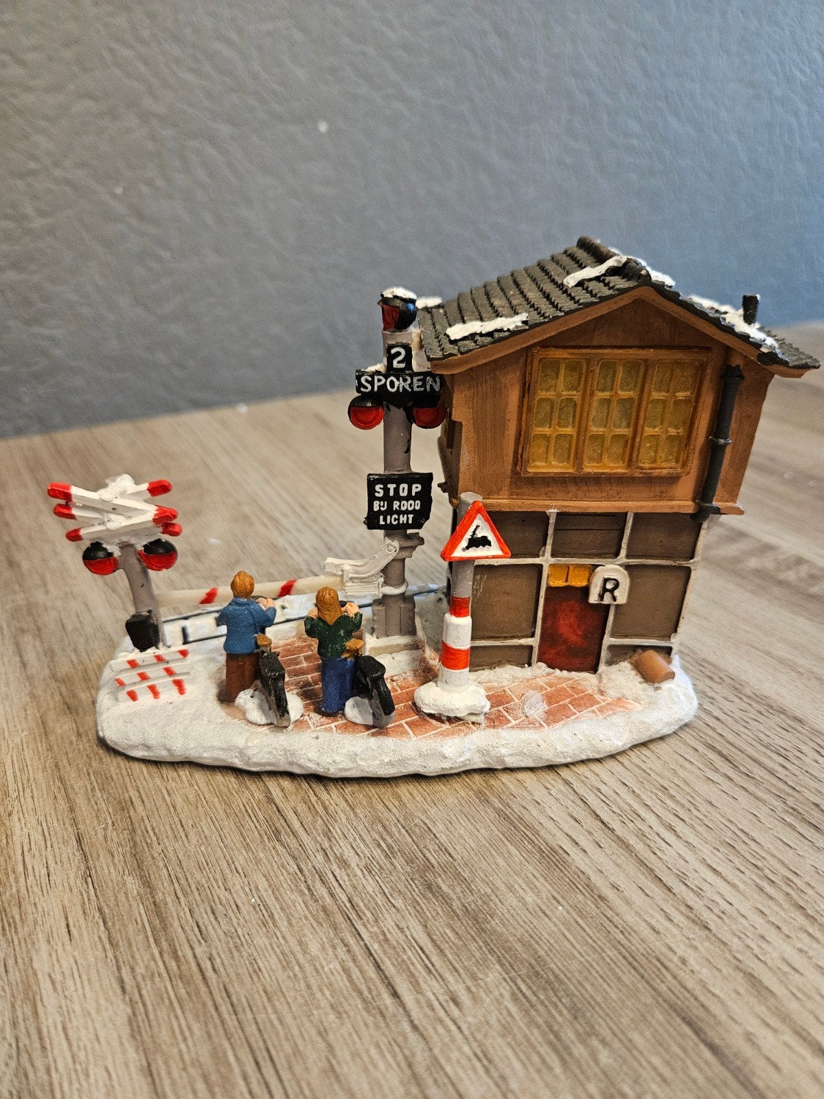 kerst huisje  - kerst dorp - spoorweg overgang, Ophalen of Verzenden, Zo goed als nieuw