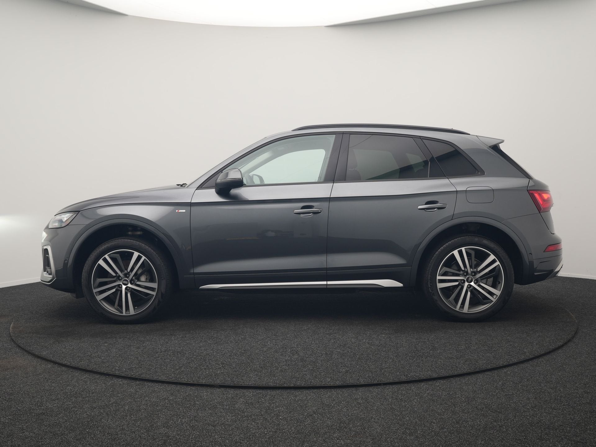 Audi Q5 55 TFSI e S Line PHEV 367pk Dealer O.H. | Trekhaak A, Auto's, Automaat, Dealer onderhouden, Gebruikt, Zwart