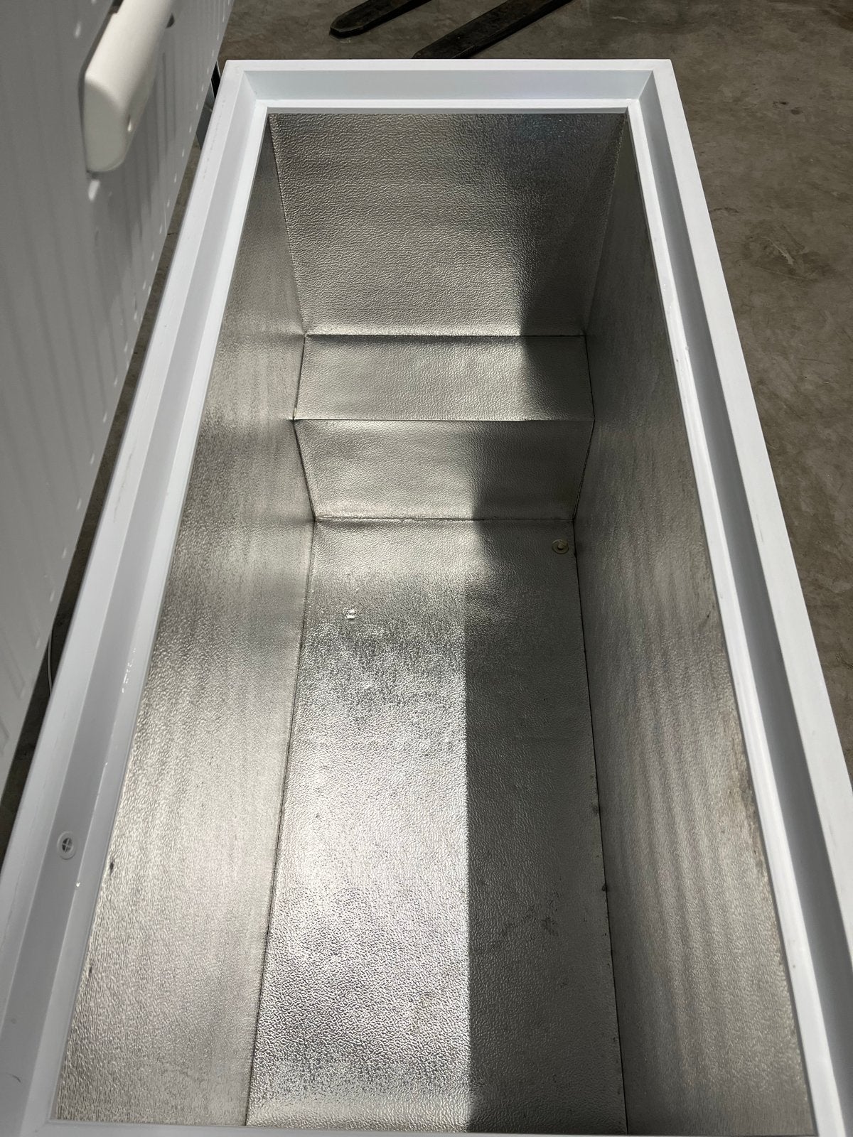 Foto 9 van Zanussi Vrieskist ZFC4100WA - 404L - Kleine deuk