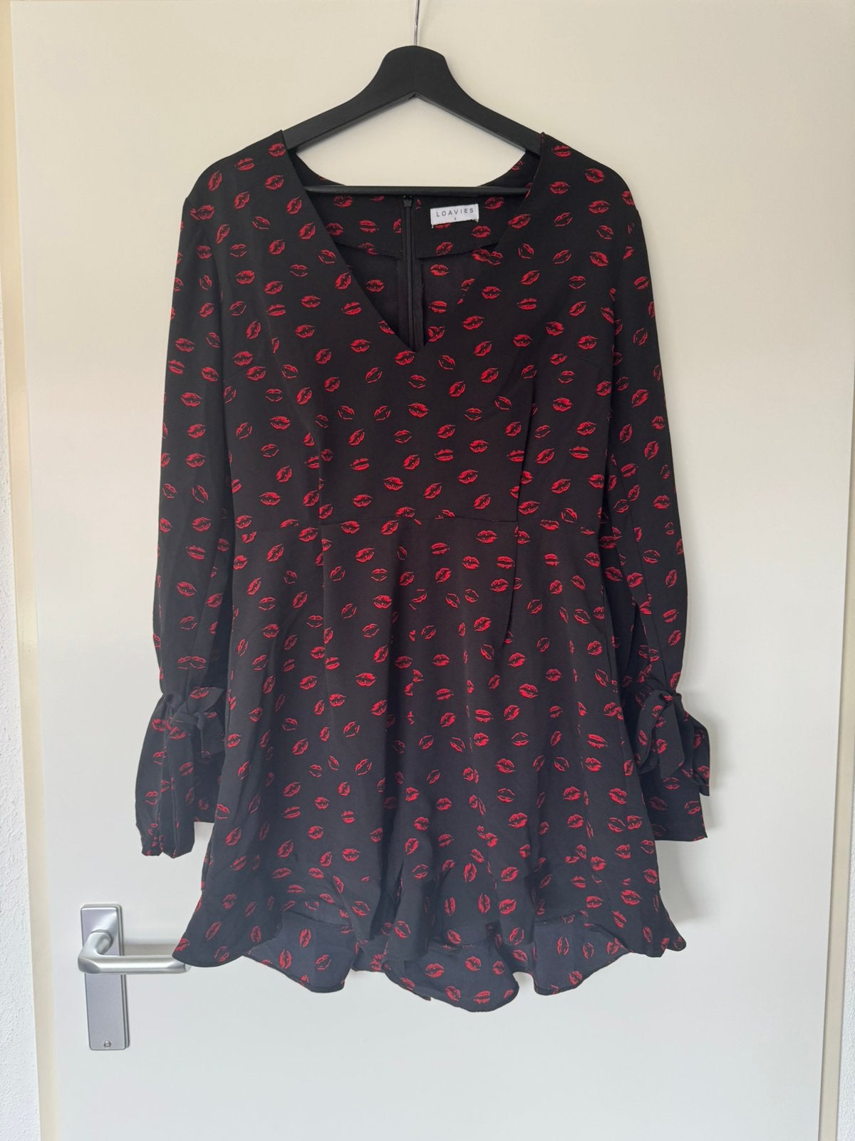 Zwarte loavies playsuit met kus lippen. Maat M, Ophalen of Verzenden, Zo goed als nieuw, Maat 38/40 (M), Zwart
