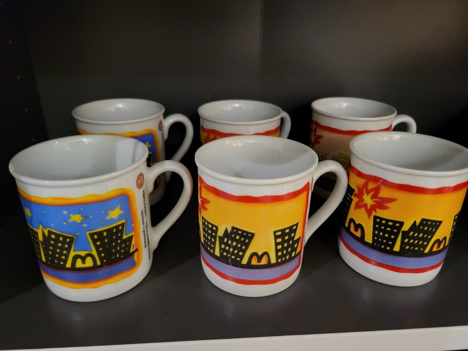 7 McDonald's mokken met stadsgezicht en logo, Gebruikt, Overige merken, Keramiek, Overige stijlen