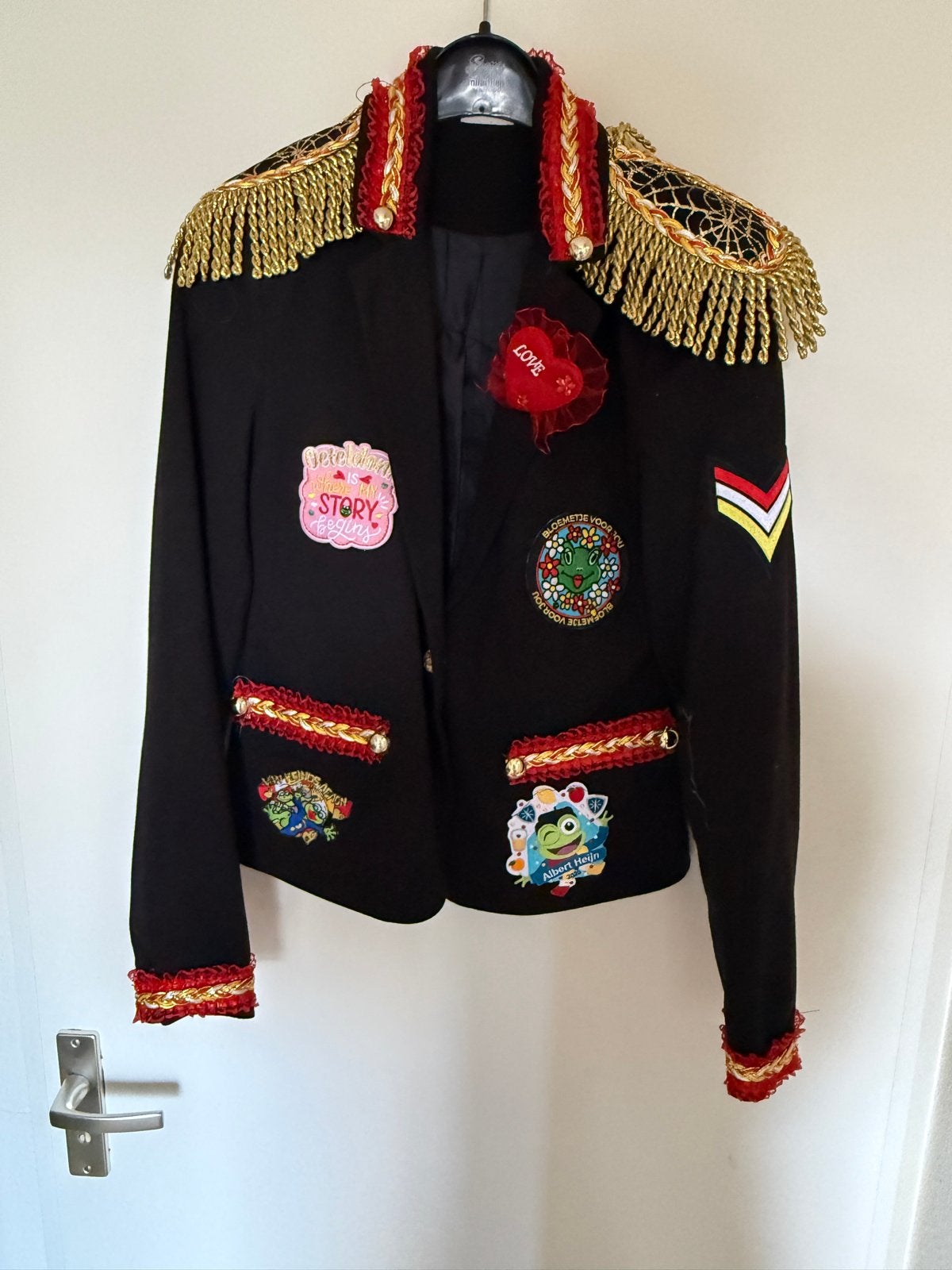 Carnavalsjasje met epauletten en patches - Maat M, Maat 38/40 (M), Carnaval, Ophalen of Verzenden, Kleding