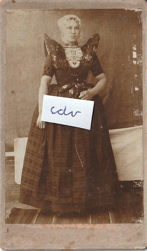 CDV foto - klederdracht - Axel, Gebruikt, Verzenden, Foto, Voor 1940