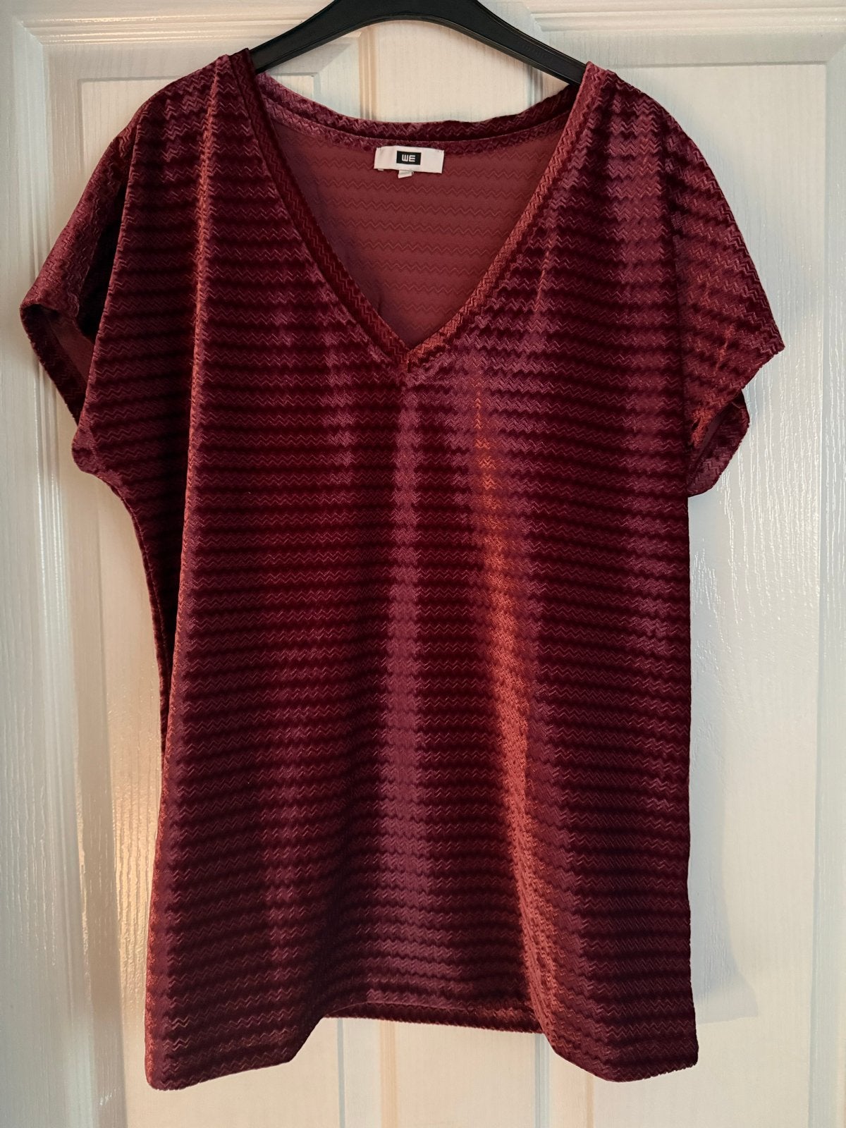 WE Bordeauxrood Fluweel T-shirt Maat M, Kleding | Dames, Maat 38/40 (M), Ophalen of Verzenden, Zo goed als nieuw, Korte mouw
