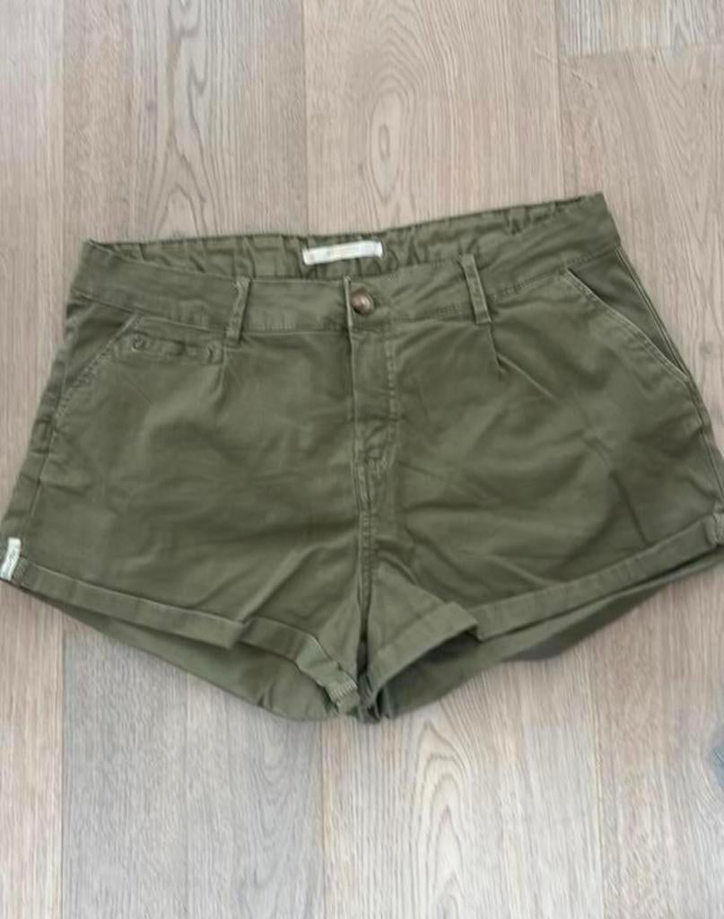 Legergroen korte broek mt 42 Bershka, Kort, Maat 42/44 (L), Ophalen of Verzenden, Zo goed als nieuw
