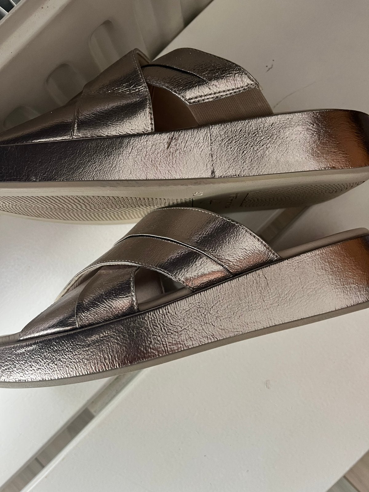 Tamaris leren zilveren slippers, Slippers, Overige kleuren, Ophalen of Verzenden, Zo goed als nieuw