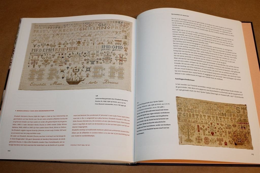 Prachtboek over merklappen in de opvoeding Friese meisjes, Ophalen of Verzenden, Zo goed als nieuw