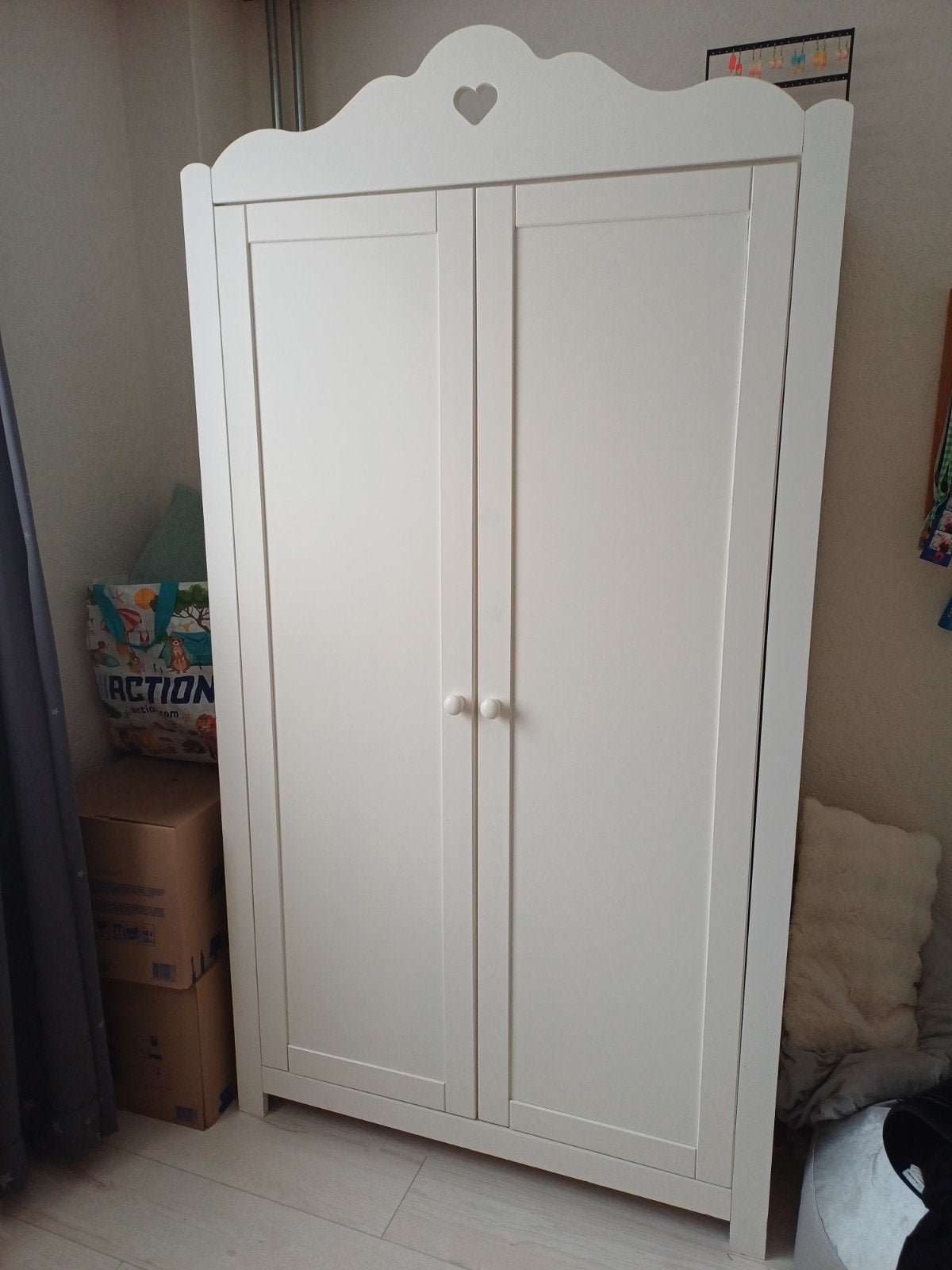 Witte kledingkast met hartje, Ophalen, Met deur(en), 50 tot 100 cm, Zo goed als nieuw