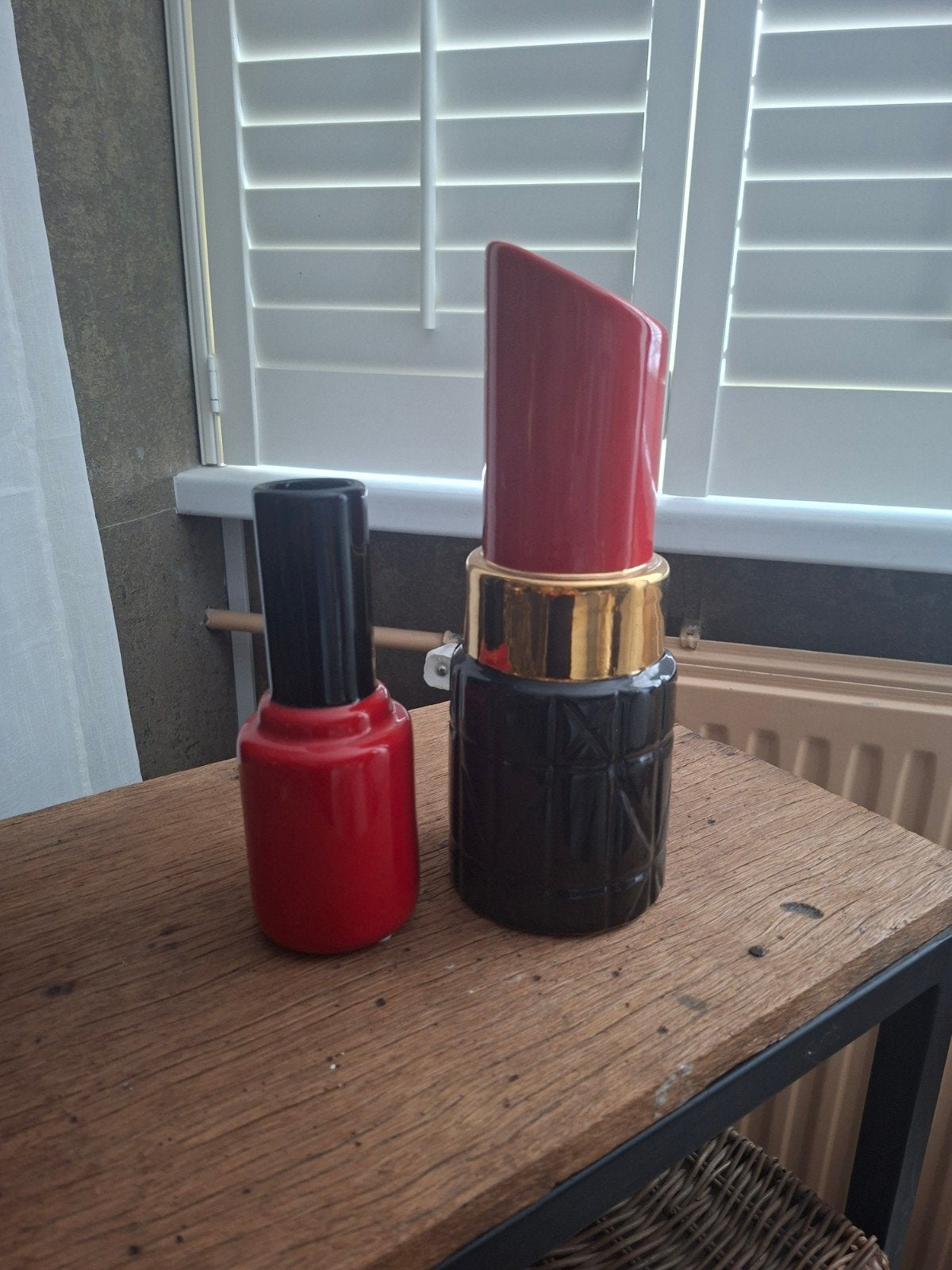 Decoratieve vazen: Nagellak en Lippenstift design, Ophalen, Zo goed als nieuw, Met patroon/structuur, Rood
