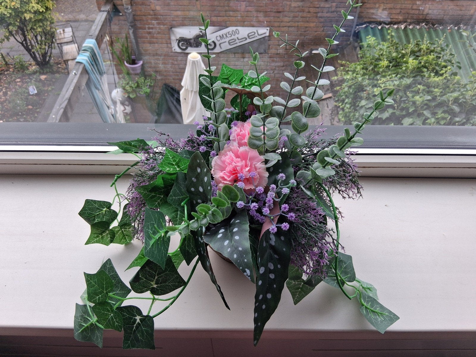 Decoratief kunstbloemstuk in rieten pot, Ophalen of Verzenden, Zo goed als nieuw, Kunstbloem