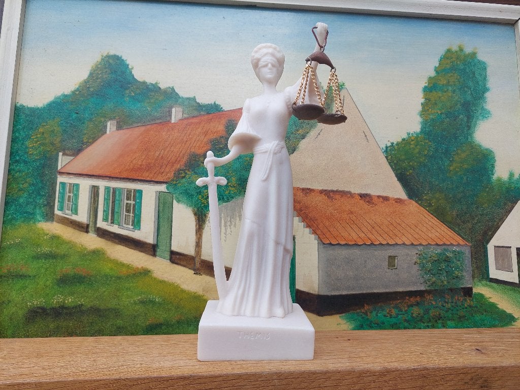 Vrouwe Justitia / Albast / 26 centimeter hoog / Gaaf, Ophalen of Verzenden, 20 - 50 cm, Beeld, Overige materialen