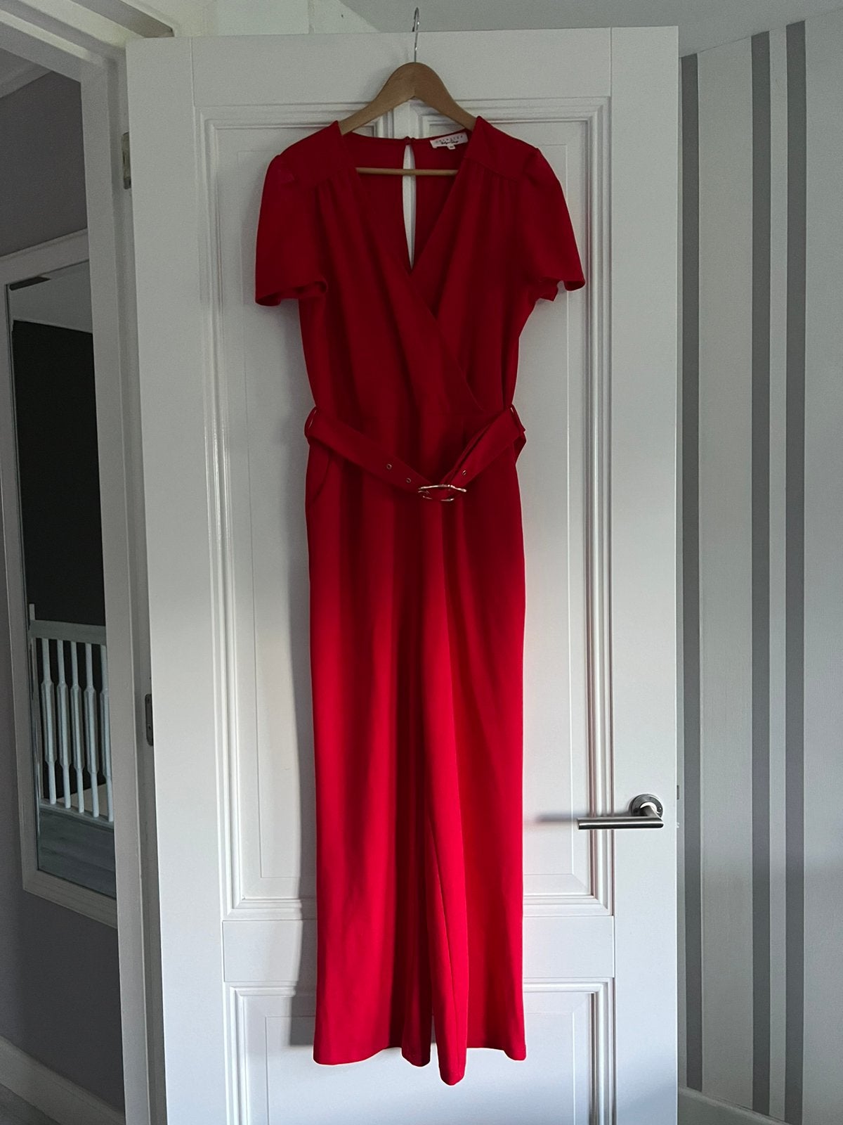 Mooie rode juimpsuit maat 44 rood met ceintuur nieuw, Ophalen of Verzenden, Zo goed als nieuw, Maat 42/44 (L), Rood