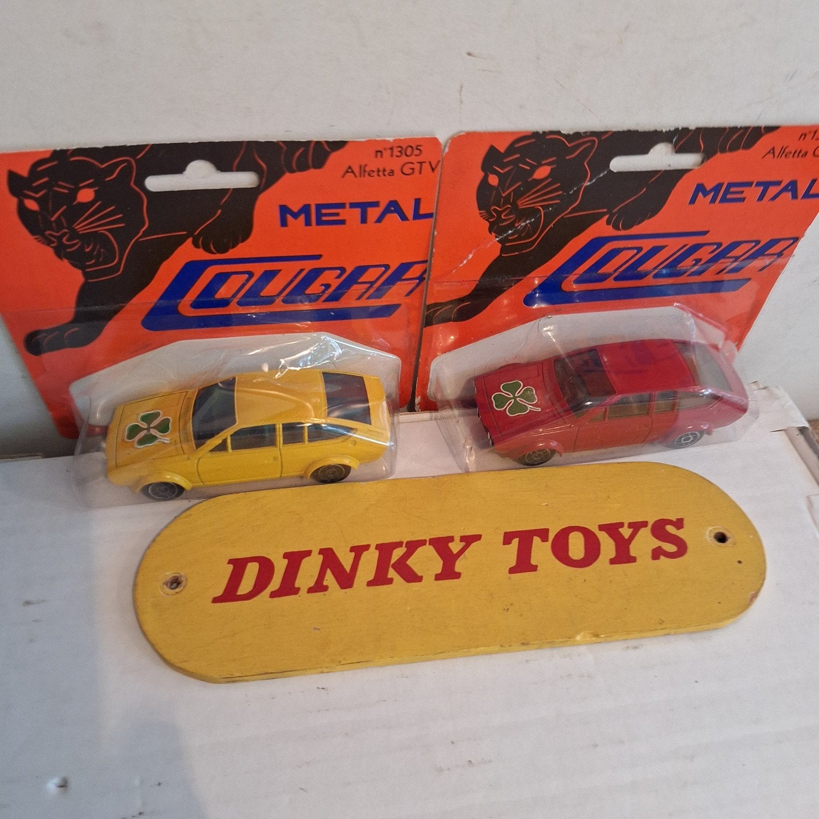 Dinky Toys Cougar Alfa Romeo Alfetta GTV (2 stuks), Verzenden, Zo goed als nieuw, Auto, Dinky Toys