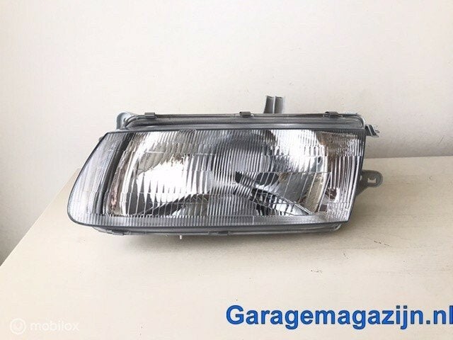 Koplamp links 216-1126L-LD-E Mazda 323 S V Sedan (BA) -‘96, Auto-onderdelen, Nieuw, Ophalen of Verzenden, Mazda, Mazda