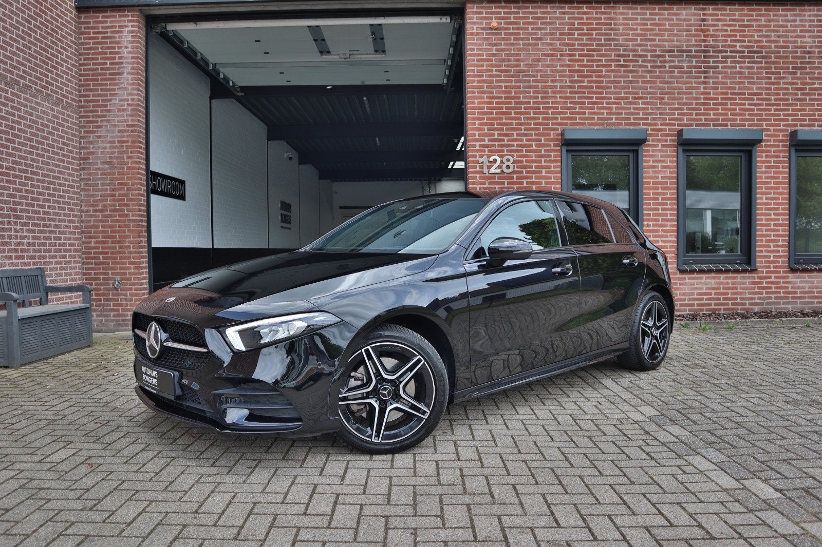 Mercedes-Benz A-Klasse A 250 e 218pk 8G-DCT 2021 Zwart, Auto's, Zwart, 160 pk, Leder en Stof, Zwart
