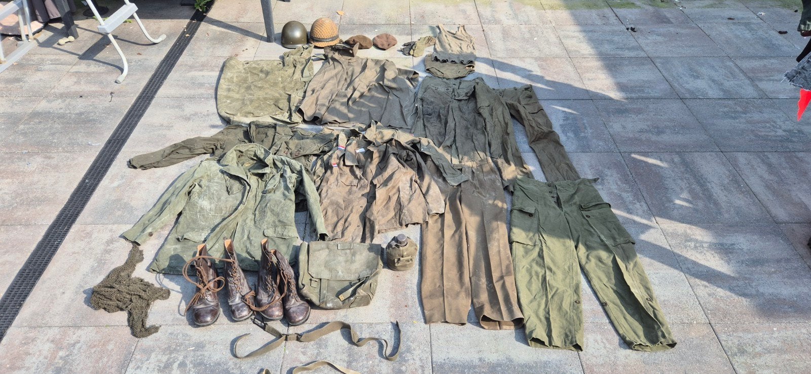 Diverse legerkleding en spullen - Bieden, Ophalen of Verzenden, Overige soorten, Overige gebieden, Helm of Baret