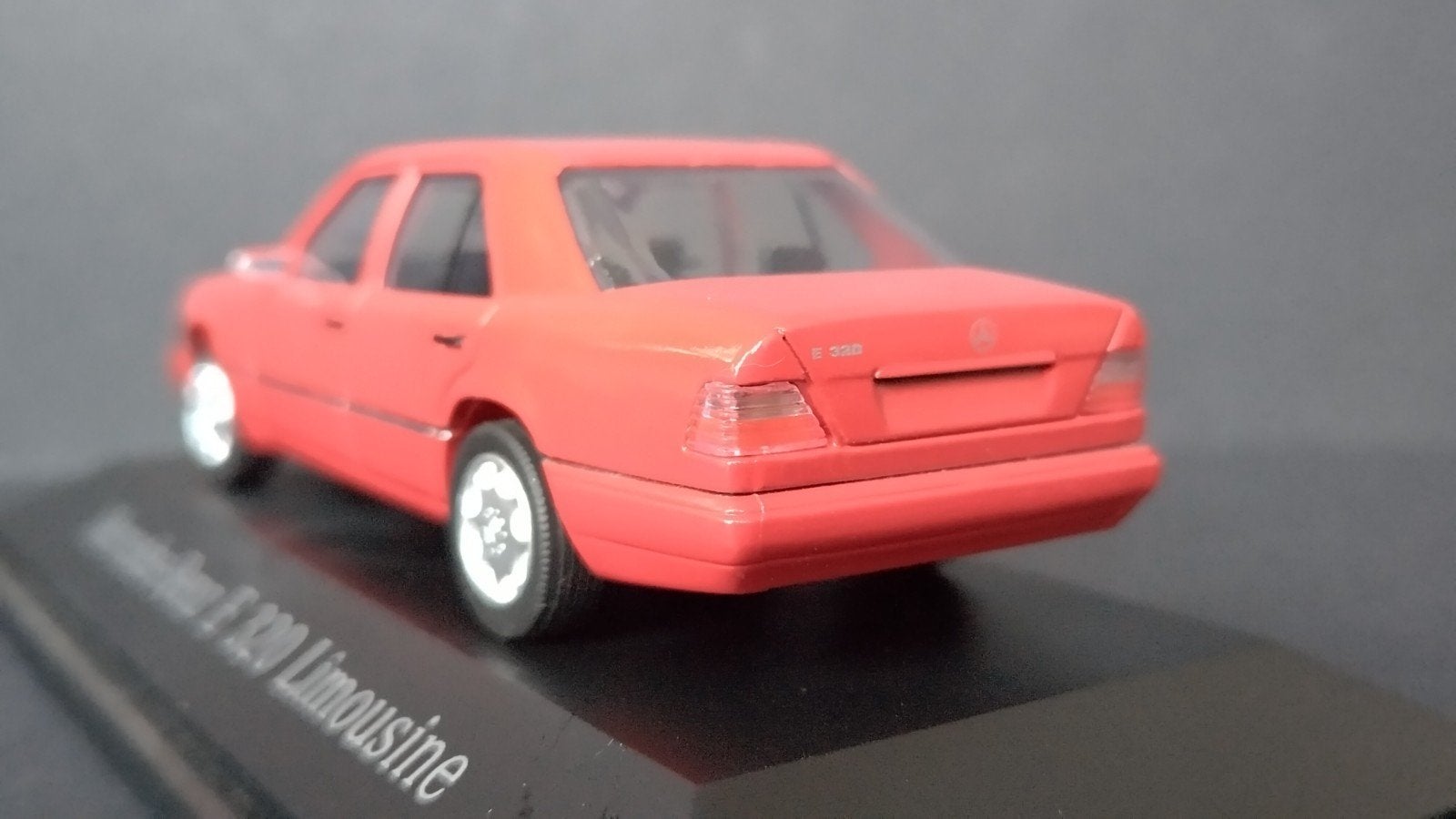 Mercedes Benz e Klasse w210 1:43 Herpa Pol, Hobby en Vrije tijd, Overige merken, Auto, ., Nieuw