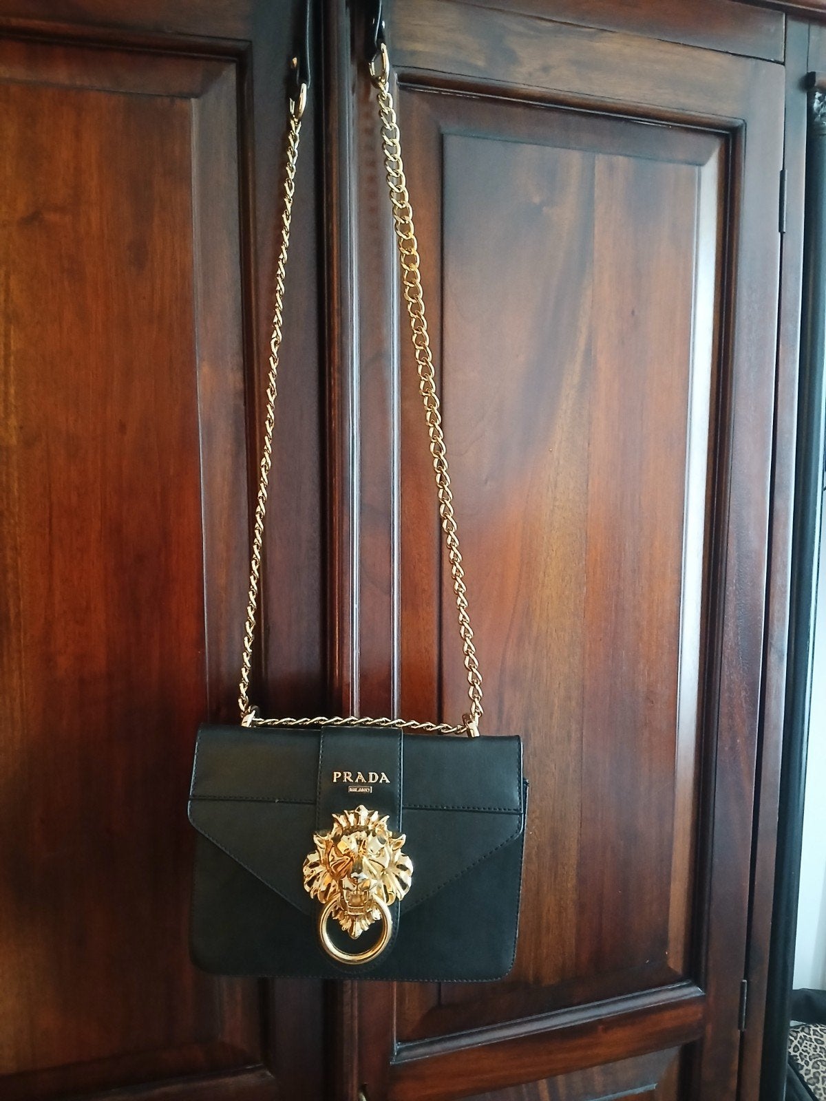 Prada Milano Zwarte Handtas met Gouden Leeuwenkop, Sieraden, Tassen en Uiterlijk, Tassen | Damestassen, Ophalen of Verzenden, Zo goed als nieuw