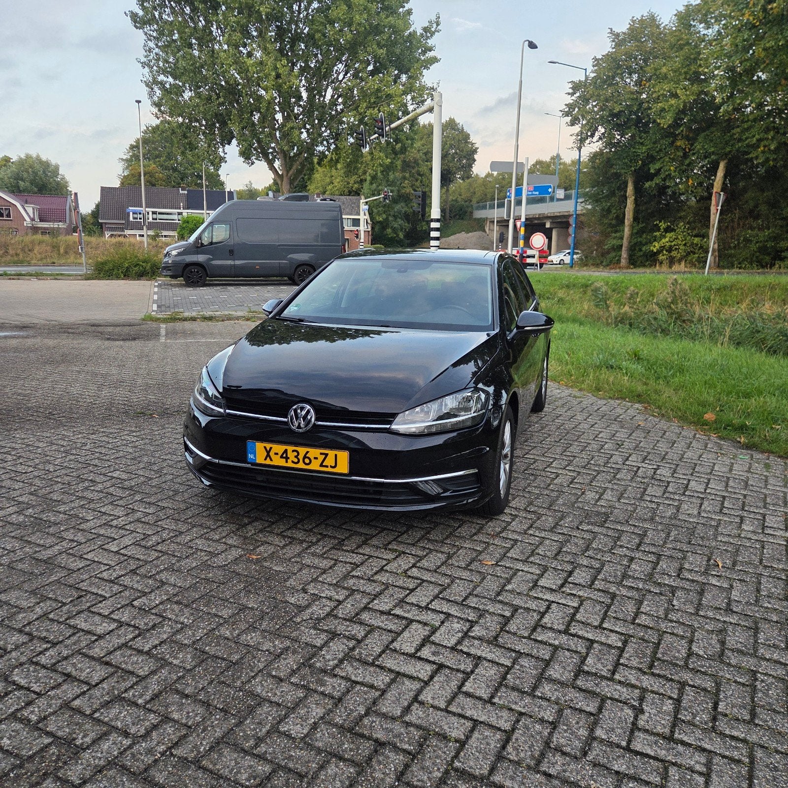 Volkswagen Golf 1.0 TSI 110pk 7-DSG 5D 2017 Zwart PANODAK, Stof, Bluetooth, 620 kg, Zwart
