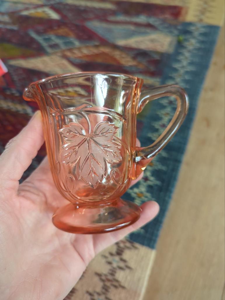 Melk kannetje roze geperst glas, Ophalen of Verzenden