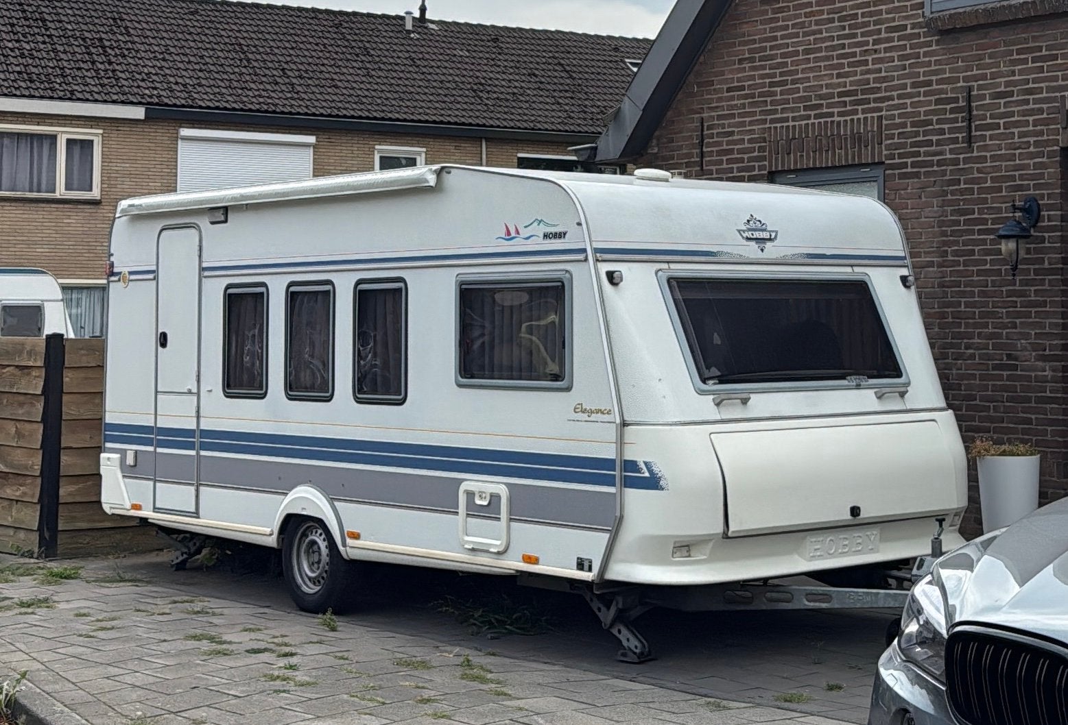 Hobby 12M Elegance 495 UFe, Vast bed, Rondzit, Hobby, Koelkast