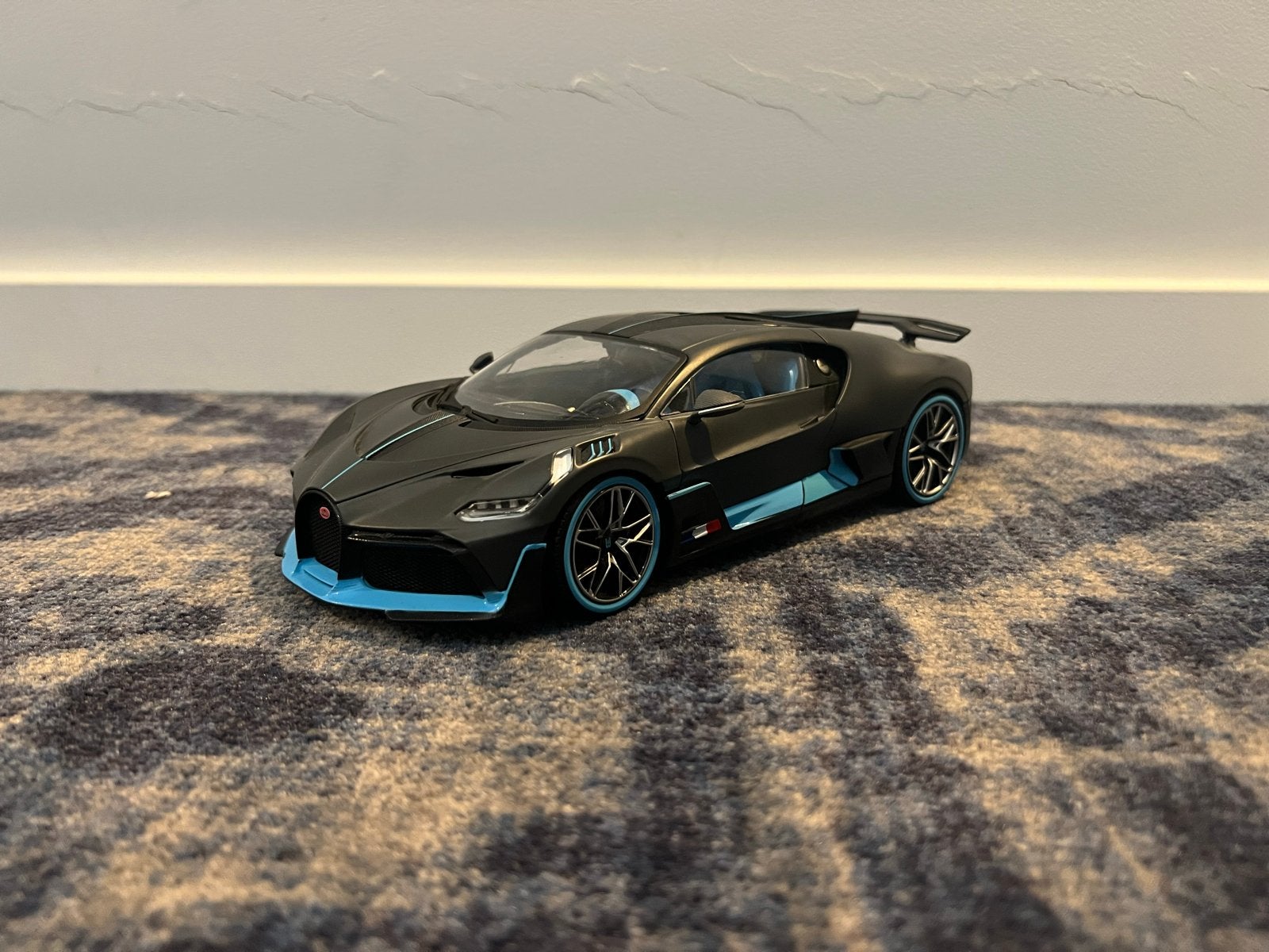 Bugatti Divo modelauto - Zwart met blauwe accenten, Ophalen of Verzenden, Zo goed als nieuw, Auto, Overige merken