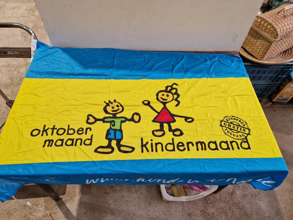 Vlag 100x150cm oktobermaand kindermaand, Ophalen of Verzenden, Zo goed als nieuw