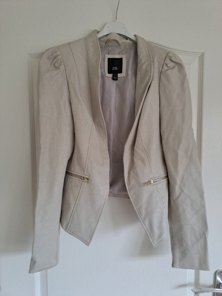 River Island blazer jasje leer maat 36 S beige creme, Kleding | Dames, Ophalen of Verzenden, Zo goed als nieuw, Jasje, Maat 36 (S)