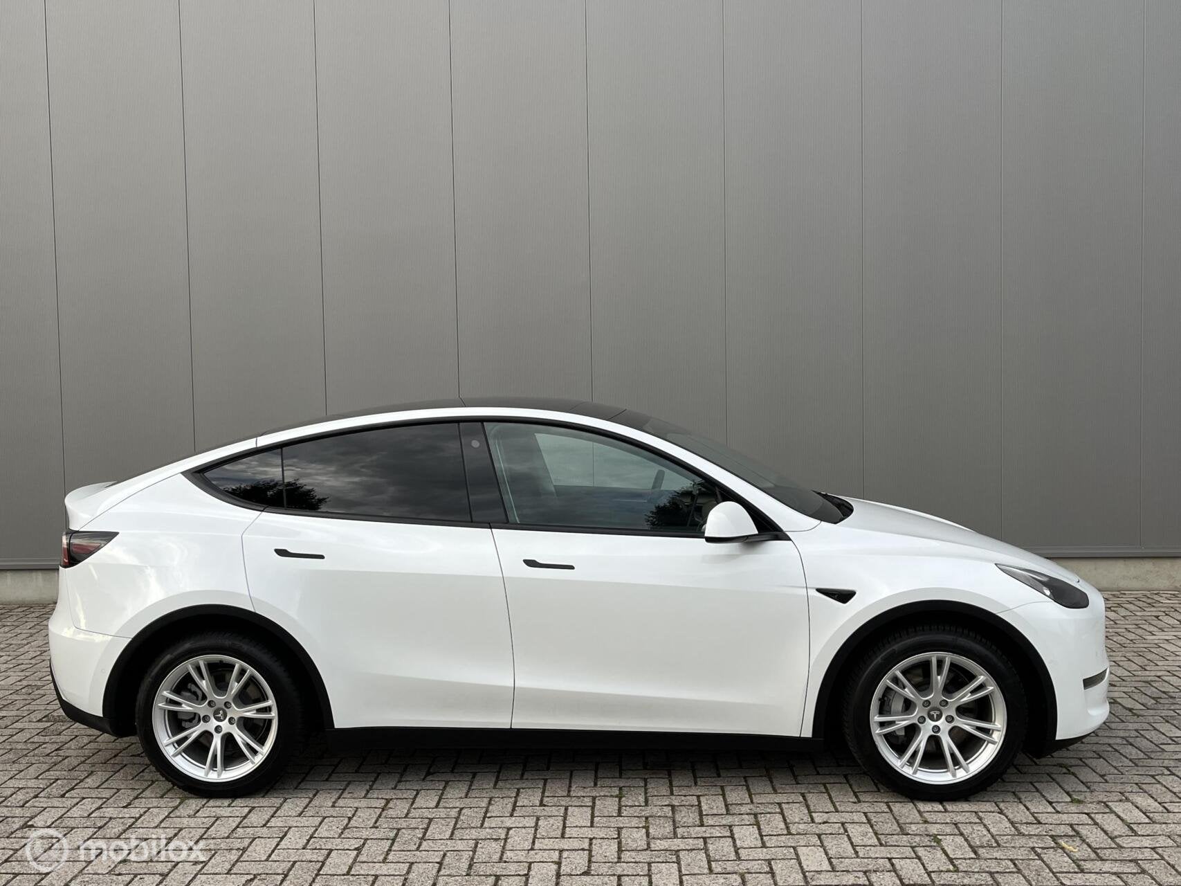 Foto 7 van Tesla Model Y Long Range AWD 75 kWh, FSD , Trekhaak Netjes