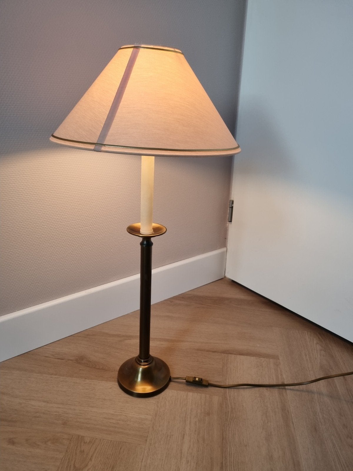 Kullmann lamp messing onderstel 72 cm hoog

Mooie vintage ta, Ophalen of Verzenden