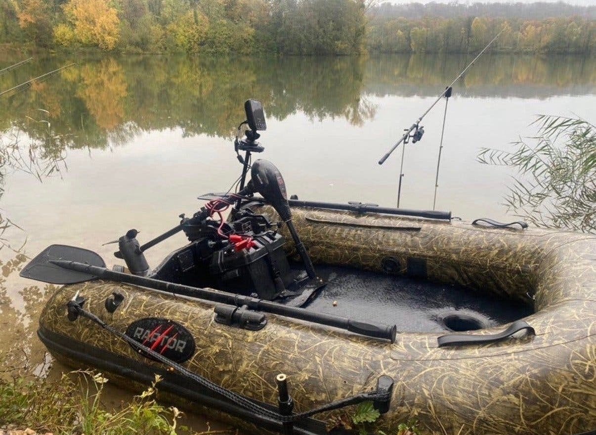 Raptor Camo met elektromotor en airdeck bodem, Watersport en Boten, Ophalen of Verzenden, Gebruikt, Koffer of Tas