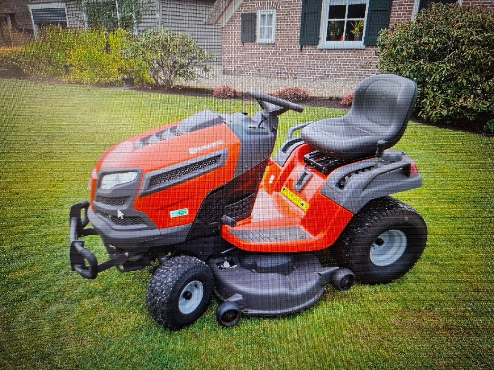 Husqvarna YTH 2222 Zitmaaier - Krachtige en Comfortabele Gra, Cirkelmaaier, Ophalen of Verzenden, Zo goed als nieuw, Opvangbak